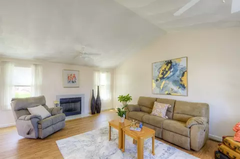 Living - 5 Shawnee Rd, Worcester, MA 01606 photo 1 of 6