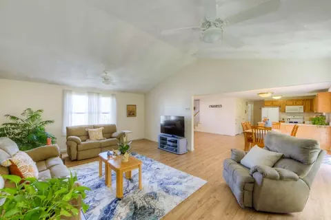 Living - 5 Shawnee Rd, Worcester, MA 01606 photo 2 of 6