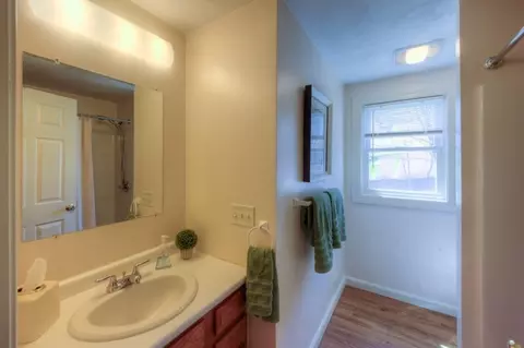 Bath - 5 Shawnee Rd, Worcester, MA 01606 photo 2 of 4