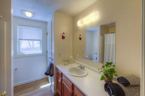 Bath - 5 Shawnee Rd, Worcester, MA 01606 photo 3 of 4