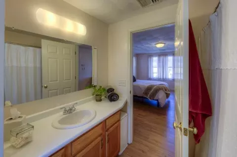 Bath - 5 Shawnee Rd, Worcester, MA 01606 photo 4 of 4