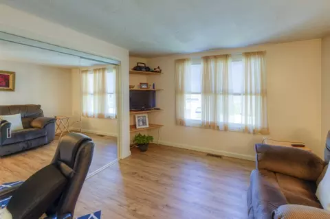 Dining - 5 Shawnee Rd, Worcester, MA 01606 photo 3 of 3