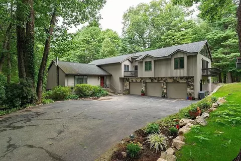 1 Friendship Ln, Lynnfield, MA 01940