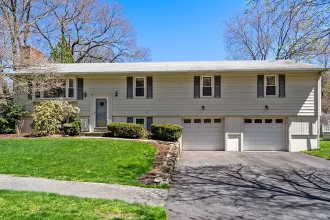 31 Pine Tree Dr, Worcester, MA 01609
