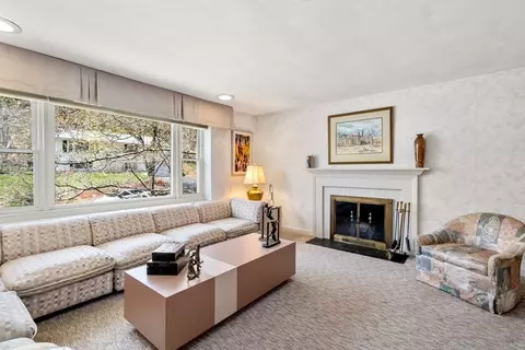 Living - 31 Pine Tree Dr, Worcester, MA 01609 photo 3 of 4