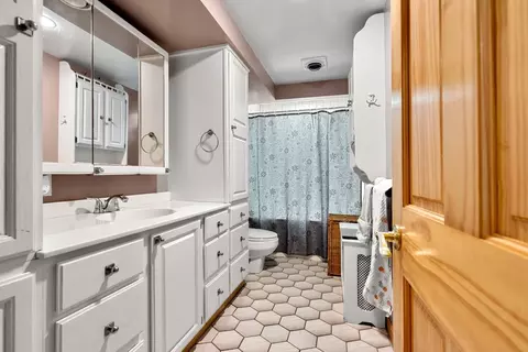 Bath - 52 Spring St, Wakefield, MA 01880 photo 1 of 2