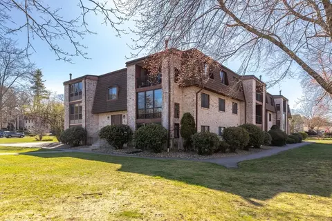 1 Greenbriar Dr #202, North Reading, MA 01864