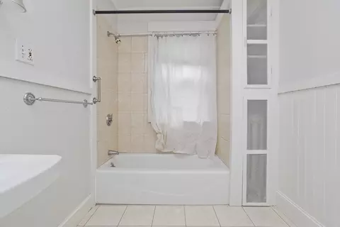 Bath - 17 Barnard Rd, Worcester, MA 01605 photo 2 of 3