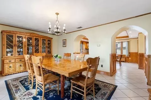 Dining - 25 Pleasant, Everett, MA 02149 photo 2 of 8