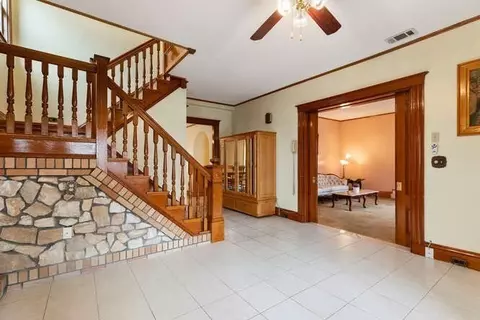 Living - 25 Pleasant, Everett, MA 02149 photo 3 of 5