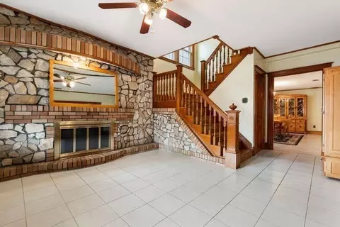 Living - 25 Pleasant, Everett, MA 02149 photo 2 of 5