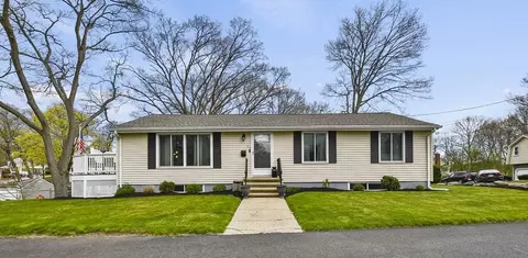 1 Beach Ter, Woburn, MA 01801
