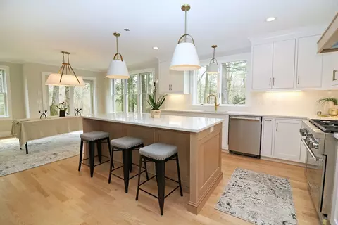 41 Curve St, Needham, MA 02492 photo 2