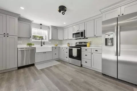 8 Laudervale Rd, Weymouth, MA 02191