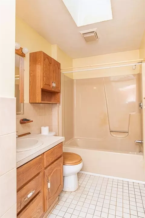 Bath - 44 Ocean Ave, Warwick, RI 02889 photo 1 of 3