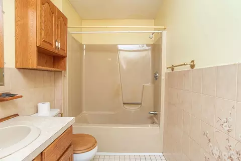 Bath - 44 Ocean Ave, Warwick, RI 02889 photo 2 of 3