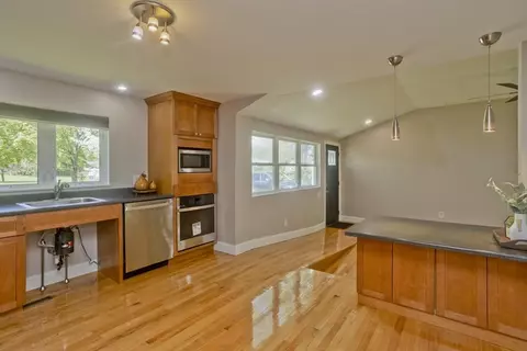 1883 Parker St, Springfield, MA 01128 photo 9