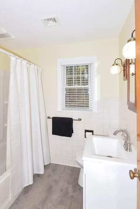 Bath - 99 Talbot Rd, Springfield, MA 01119 photo 1 of 1