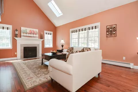 Living - 23 Vincent Rd, Mendon, MA 01756 photo 2 of 7