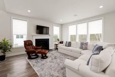 Living - 91 Phoebe St # 91, Methuen, MA 01844 photo 2 of 9