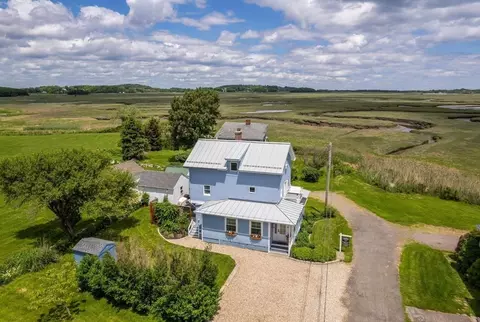 8 Hardy Ln, Essex, MA 01929