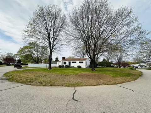 6 Edgemere Dr, Seekonk, MA 02771