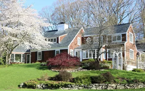 58 Hunting Ln, Sherborn, MA 01770