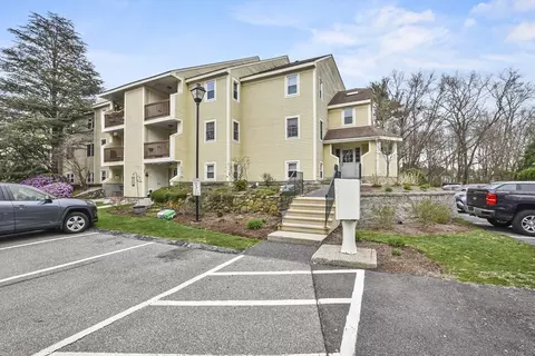130 Heritage Dr #130, Whitinsville, MA 01588