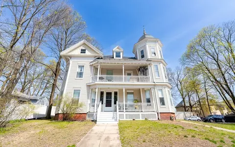 107 Chestnut St, Haverhill, MA 01830