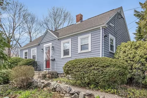 2 Dodds Ln, Rockport, MA 01966