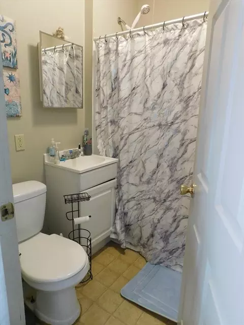 Bath - 190-192 College St, Springfield, MA 01109 photo 3 of 4