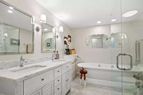 Bath - 5 Smith Way, Hingham, MA 02043 photo 2 of 4
