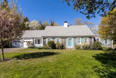 16 Emmons Rd, Falmouth, MA 02540