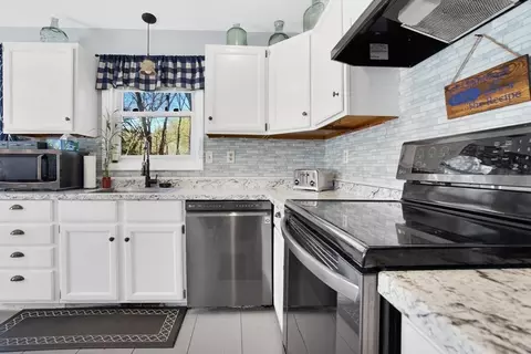 Kitchen - 338 Parkerview St, Springfield, MA 01129 photo 4 of 6