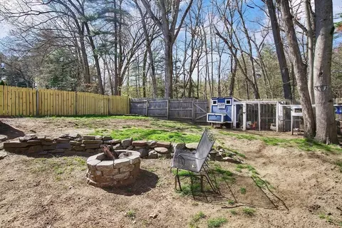 Exterior - 338 Parkerview St, Springfield, MA 01129 photo 9 of 11
