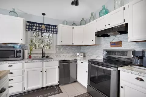 Kitchen - 338 Parkerview St, Springfield, MA 01129 photo 5 of 6