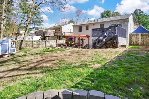 Exterior - 338 Parkerview St, Springfield, MA 01129 photo 6 of 11