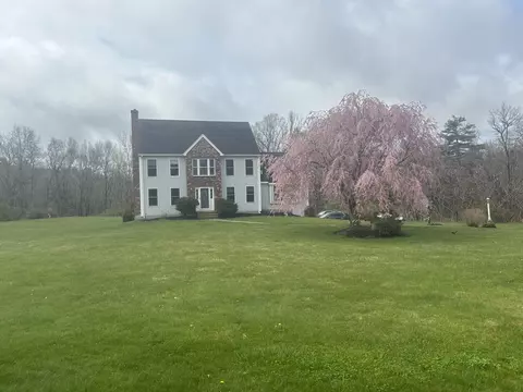 4 Kayla Ln, Dudley, MA 01571