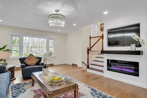 13 Longmeadow Rd, Chelmsford, MA 01824