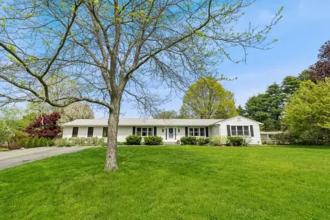 27 Lockwood Ln, Topsfield, MA 01983