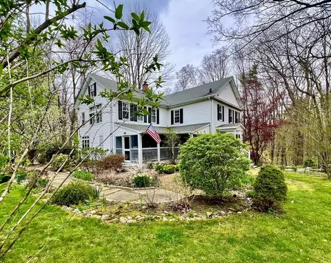 8 Ladd Rd, Sturbridge, MA 01566