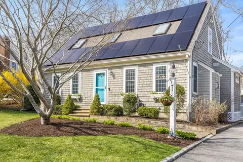 7 Hillside Ave, Mashpee, MA 02649