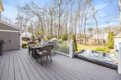 Exterior - 7 Hillside Ave, Mashpee, MA 02649 photo 5 of 12