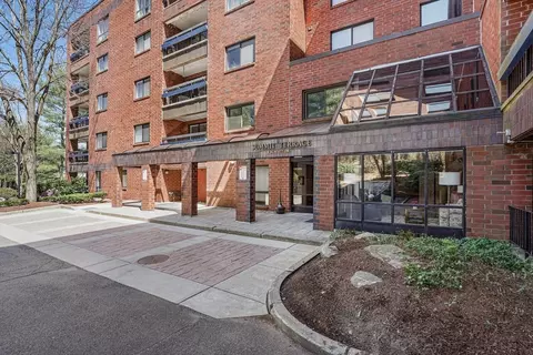 4 Summit Dr #204, Reading, MA 01867