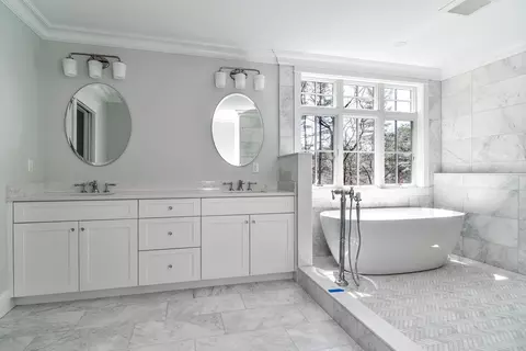 Bath - 1 Perry Ln, Dover, MA 02030 photo 3 of 6