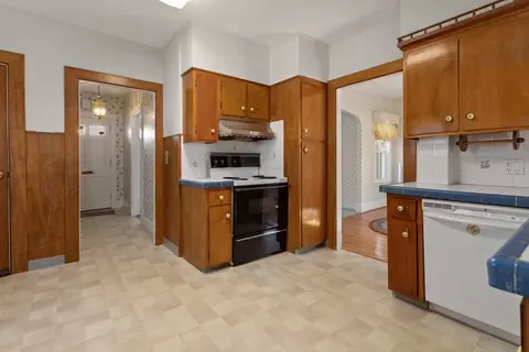 Entry Way - 99 Glendale St, Everett, MA 02149 photo 4 of 6