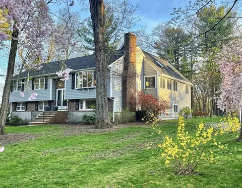 10 Heritage Ln, Lynnfield, MA 01940