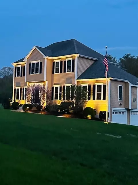 7 Bellingham St, Mendon, MA 01756