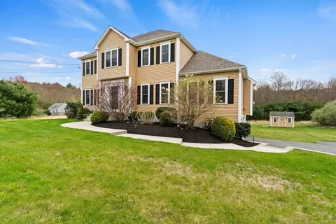 7 Bellingham St, Mendon, MA 01756 photo 2