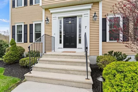 7 Bellingham St, Mendon, MA 01756 photo 4